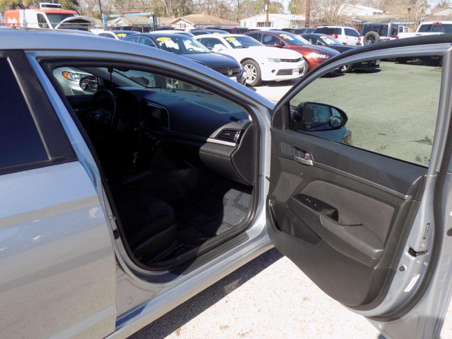 2017 SILVER HYUNDAI ELANTRA SE (5NPD84LF3HH) with an 2.0L engine, Automatic transmission, located at 830 E. Canino Rd., Houston, TX, 77037, (281) 405-0440, 38.358219, -81.729942 - VENGA A VISITARNOS A CANINO AUTO SALES. ENTRE CAMINANDO Y SALGA MANEJANDO. APROVACION GARANTIZADA CON REQUISITOS MINIMOS! PREGUNTEN POR JESSICA, MAY, O CARRIE PARA SU APROBACION SEGURA. ??830 E CANINO RD HOUSTON TX 77037 ??(281) 405-0440 come visit us today!! walk in/ drive out in minutes! - Photo#8