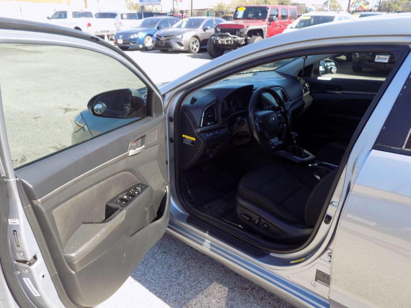 2017 SILVER HYUNDAI ELANTRA SE (5NPD84LF3HH) with an 2.0L engine, Automatic transmission, located at 830 E. Canino Rd., Houston, TX, 77037, (281) 405-0440, 38.358219, -81.729942 - VENGA A VISITARNOS A CANINO AUTO SALES. ENTRE CAMINANDO Y SALGA MANEJANDO. APROVACION GARANTIZADA CON REQUISITOS MINIMOS! PREGUNTEN POR JESSICA, MAY, O CARRIE PARA SU APROBACION SEGURA. ??830 E CANINO RD HOUSTON TX 77037 ??(281) 405-0440 come visit us today!! walk in/ drive out in minutes! - Photo#10