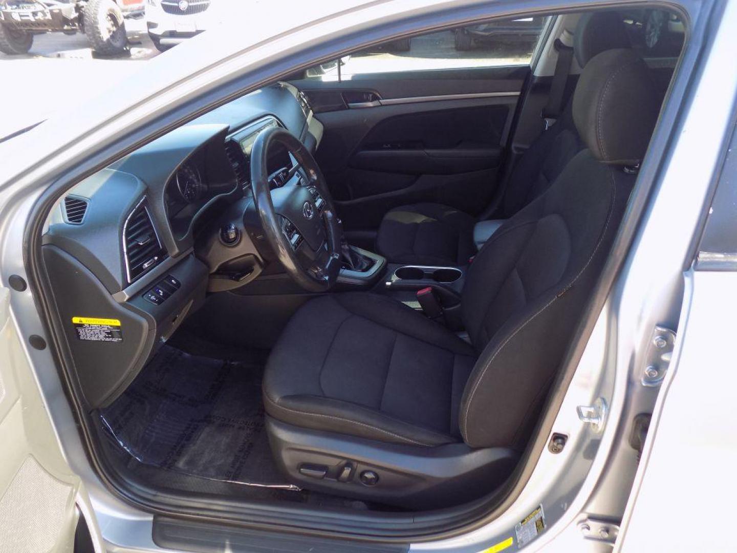 2017 SILVER HYUNDAI ELANTRA SE (5NPD84LF3HH) with an 2.0L engine, Automatic transmission, located at 830 E. Canino Rd., Houston, TX, 77037, (281) 405-0440, 38.358219, -81.729942 - VENGA A VISITARNOS A CANINO AUTO SALES. ENTRE CAMINANDO Y SALGA MANEJANDO. APROVACION GARANTIZADA CON REQUISITOS MINIMOS! PREGUNTEN POR JESSICA, MAY, O CARRIE PARA SU APROBACION SEGURA. ??830 E CANINO RD HOUSTON TX 77037 ??(281) 405-0440 come visit us today!! walk in/ drive out in minutes! - Photo#11
