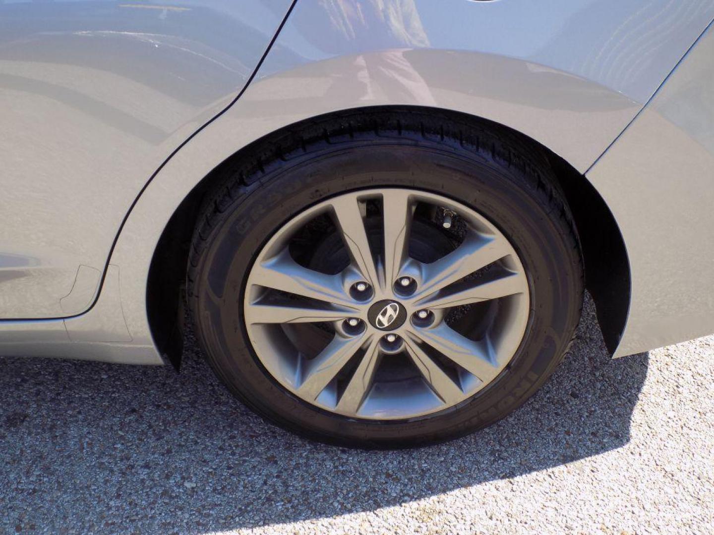 2017 SILVER HYUNDAI ELANTRA SE (5NPD84LF3HH) with an 2.0L engine, Automatic transmission, located at 830 E. Canino Rd., Houston, TX, 77037, (281) 405-0440, 38.358219, -81.729942 - VENGA A VISITARNOS A CANINO AUTO SALES. ENTRE CAMINANDO Y SALGA MANEJANDO. APROVACION GARANTIZADA CON REQUISITOS MINIMOS! PREGUNTEN POR JESSICA, MAY, O CARRIE PARA SU APROBACION SEGURA. ??830 E CANINO RD HOUSTON TX 77037 ??(281) 405-0440 come visit us today!! walk in/ drive out in minutes! - Photo#13