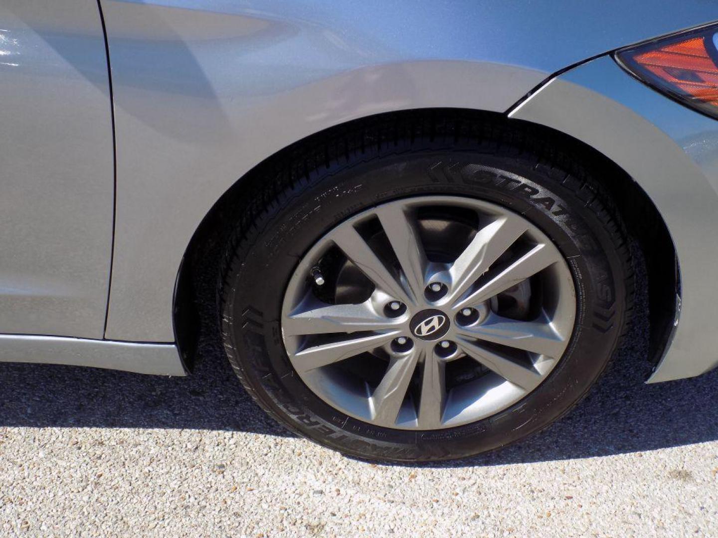 2017 SILVER HYUNDAI ELANTRA SE (5NPD84LF3HH) with an 2.0L engine, Automatic transmission, located at 830 E. Canino Rd., Houston, TX, 77037, (281) 405-0440, 38.358219, -81.729942 - VENGA A VISITARNOS A CANINO AUTO SALES. ENTRE CAMINANDO Y SALGA MANEJANDO. APROVACION GARANTIZADA CON REQUISITOS MINIMOS! PREGUNTEN POR JESSICA, MAY, O CARRIE PARA SU APROBACION SEGURA. ??830 E CANINO RD HOUSTON TX 77037 ??(281) 405-0440 come visit us today!! walk in/ drive out in minutes! - Photo#15