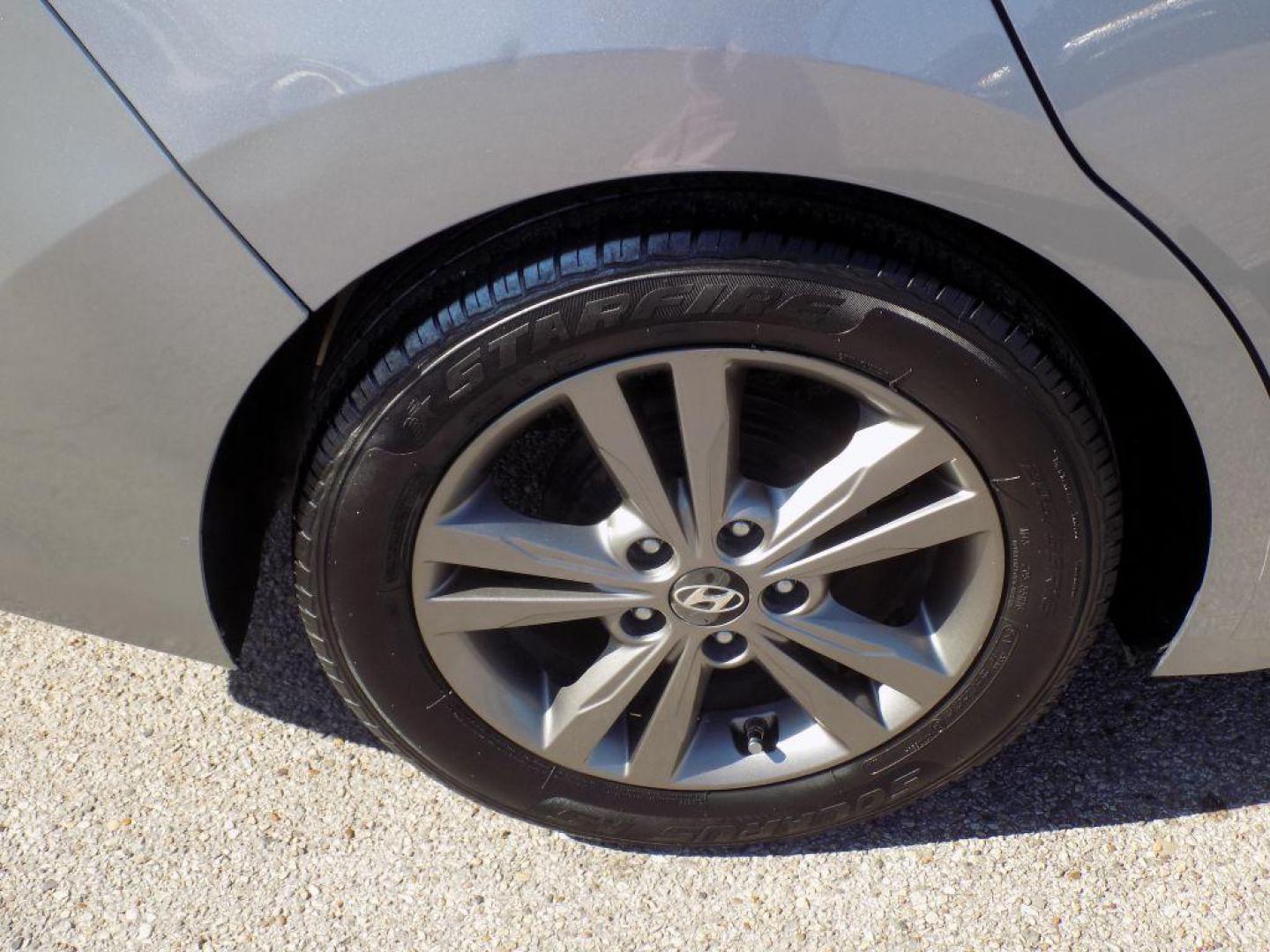 2017 SILVER HYUNDAI ELANTRA SE (5NPD84LF3HH) with an 2.0L engine, Automatic transmission, located at 830 E. Canino Rd., Houston, TX, 77037, (281) 405-0440, 38.358219, -81.729942 - VENGA A VISITARNOS A CANINO AUTO SALES. ENTRE CAMINANDO Y SALGA MANEJANDO. APROVACION GARANTIZADA CON REQUISITOS MINIMOS! PREGUNTEN POR JESSICA, MAY, O CARRIE PARA SU APROBACION SEGURA. ??830 E CANINO RD HOUSTON TX 77037 ??(281) 405-0440 come visit us today!! walk in/ drive out in minutes! - Photo#16