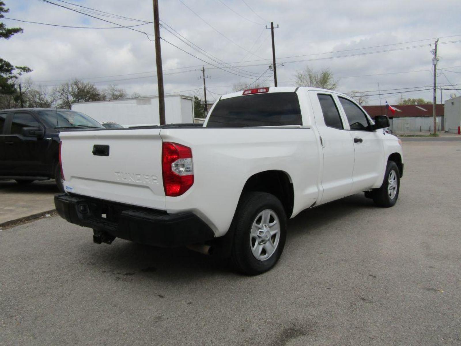 2016 WHITE TOYOTA TUNDRA DOUBLE CAB SR/SR5 (5TFRM5F14GX) with an 4.6L engine, Automatic transmission, located at 830 E. Canino Rd., Houston, TX, 77037, (281) 405-0440, 38.358219, -81.729942 - Photo #4