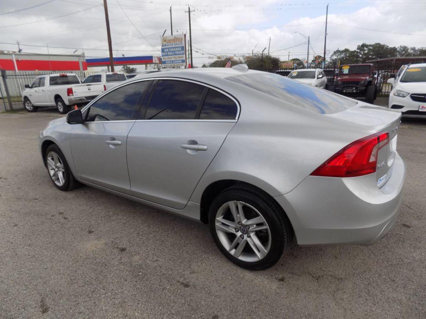 2015 SILVER VOLVO S60 PREMIER (YV126MFK3F1) with an 2.0L engine, Automatic transmission, located at 830 E. Canino Rd., Houston, TX, 77037, (281) 405-0440, 38.358219, -81.729942 - Photo#4