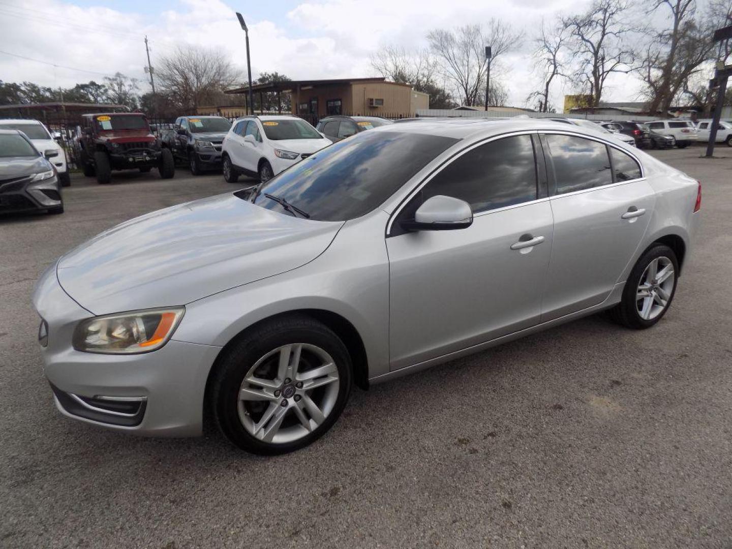 2015 SILVER VOLVO S60 PREMIER (YV126MFK3F1) with an 2.0L engine, Automatic transmission, located at 830 E. Canino Rd., Houston, TX, 77037, (281) 405-0440, 38.358219, -81.729942 - Photo#5