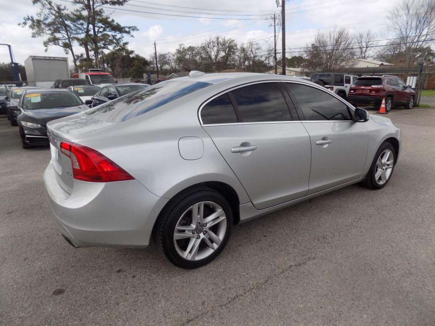 2015 SILVER VOLVO S60 PREMIER (YV126MFK3F1) with an 2.0L engine, Automatic transmission, located at 830 E. Canino Rd., Houston, TX, 77037, (281) 405-0440, 38.358219, -81.729942 - Photo#7