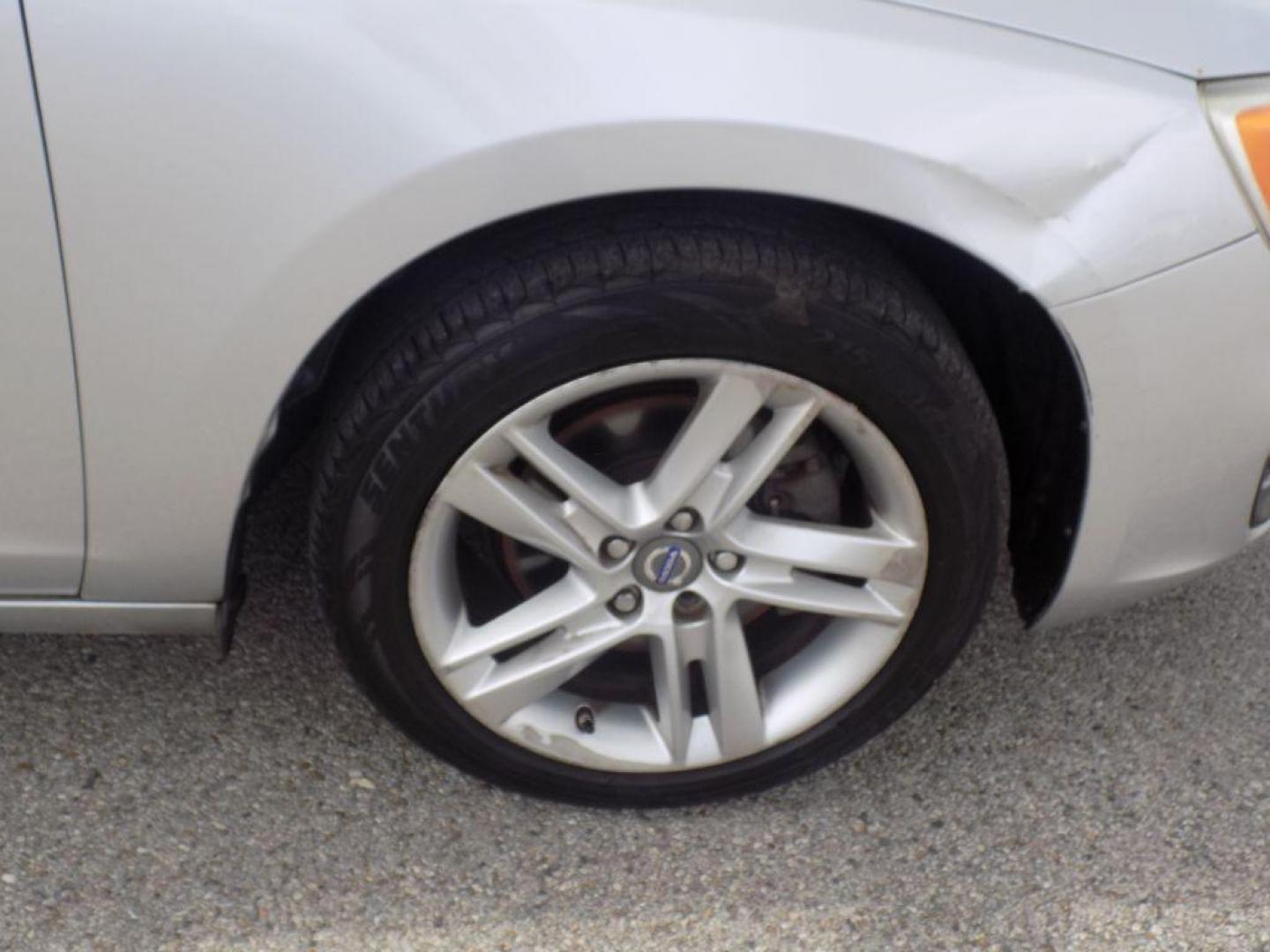 2015 SILVER VOLVO S60 PREMIER (YV126MFK3F1) with an 2.0L engine, Automatic transmission, located at 830 E. Canino Rd., Houston, TX, 77037, (281) 405-0440, 38.358219, -81.729942 - Photo#19