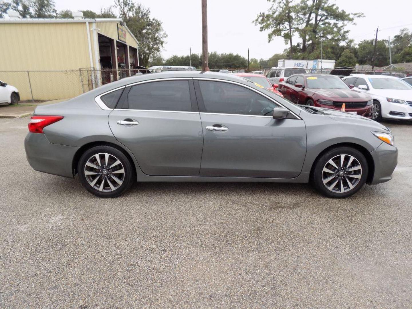 2017 GRAY NISSAN ALTIMA 2.5 (1N4AL3AP3HC) with an 2.5L engine, Continuously Variable transmission, located at 830 E. Canino Rd., Houston, TX, 77037, (281) 405-0440, 38.358219, -81.729942 - Photo#1
