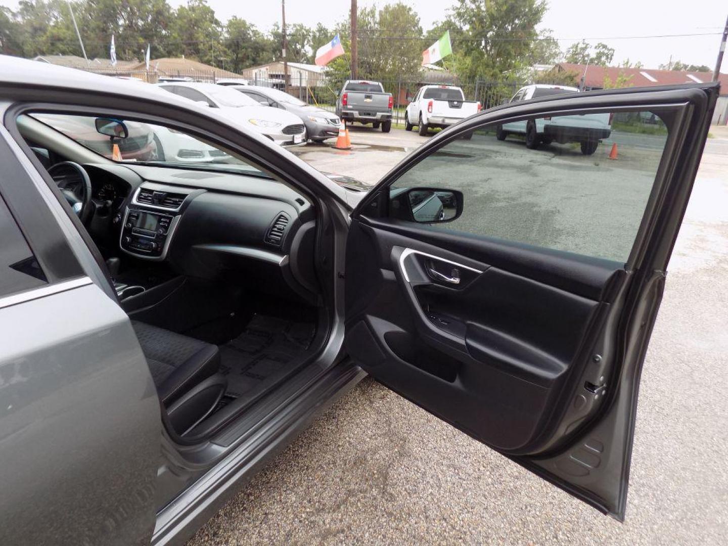2017 GRAY NISSAN ALTIMA 2.5 (1N4AL3AP3HC) with an 2.5L engine, Continuously Variable transmission, located at 830 E. Canino Rd., Houston, TX, 77037, (281) 405-0440, 38.358219, -81.729942 - Photo#8