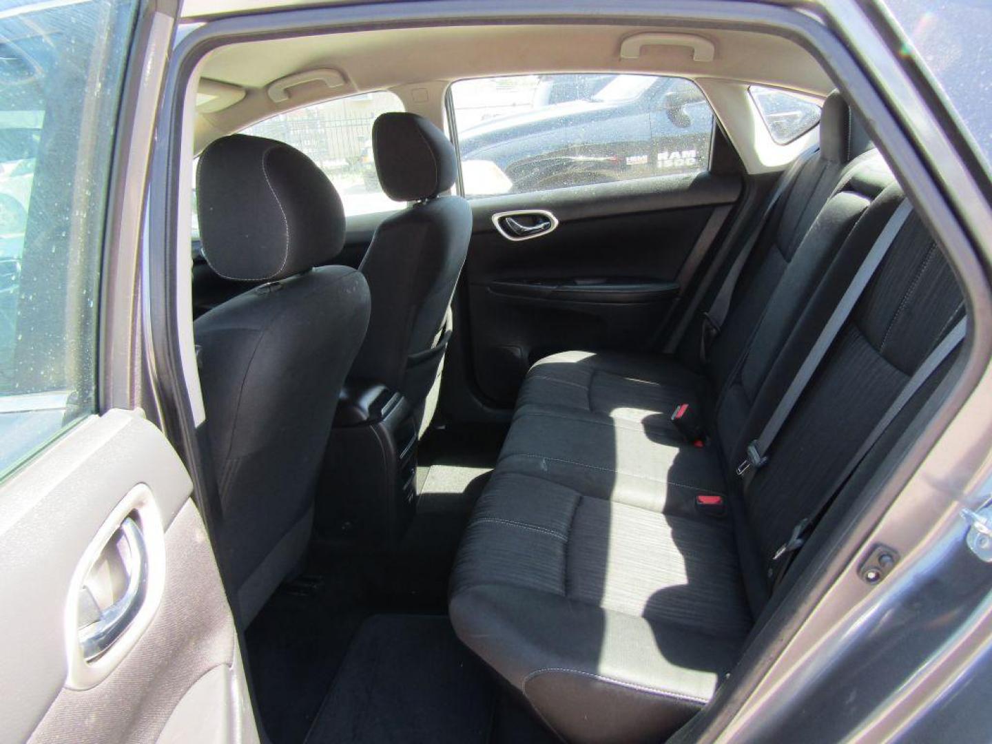 2018 GRAY NISSAN SENTRA S (3N1AB7AP5JL) with an 1.8L engine, Continuously Variable transmission, located at 830 E. Canino Rd., Houston, TX, 77037, (281) 405-0440, 38.358219, -81.729942 - PAGOS COMODOS, ENGANCHES COMODOS. FINANCIAMIENTO RAPIDO Y FACIL. BUEN CREDITO, MAL CREDITO, COMPRADOR POR PRIMERA VES O NO LICENCIA, CANINO AUTO SALES TE PUEDE AYUDAR! LLAMA/TEXTO O VISITANOS HOY MISMO (281) 405-0440 ESTAMOS LOCALIZADOS EN 830 E. CANINO RD. (ESQUINA CON AIRLINE) HOUSTON, TEXAS - Photo#10