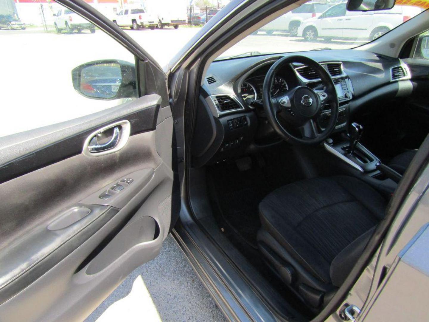 2018 GRAY NISSAN SENTRA S (3N1AB7AP5JL) with an 1.8L engine, Continuously Variable transmission, located at 830 E. Canino Rd., Houston, TX, 77037, (281) 405-0440, 38.358219, -81.729942 - PAGOS COMODOS, ENGANCHES COMODOS. FINANCIAMIENTO RAPIDO Y FACIL. BUEN CREDITO, MAL CREDITO, COMPRADOR POR PRIMERA VES O NO LICENCIA, CANINO AUTO SALES TE PUEDE AYUDAR! LLAMA/TEXTO O VISITANOS HOY MISMO (281) 405-0440 ESTAMOS LOCALIZADOS EN 830 E. CANINO RD. (ESQUINA CON AIRLINE) HOUSTON, TEXAS - Photo#11