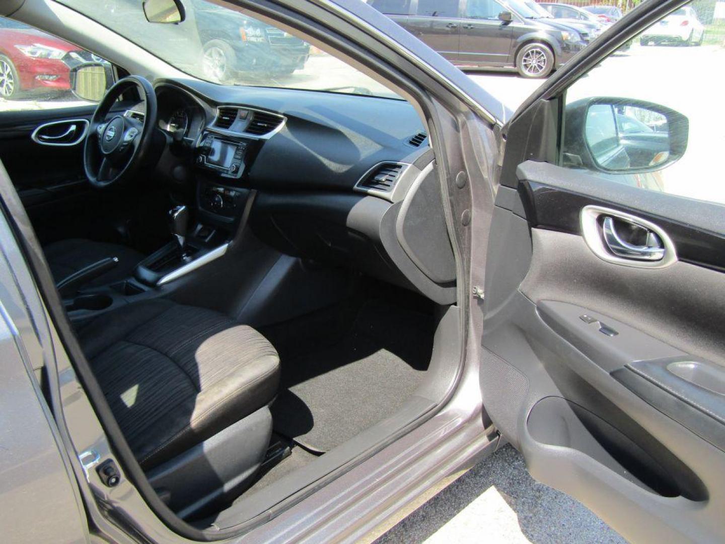 2018 GRAY NISSAN SENTRA S (3N1AB7AP5JL) with an 1.8L engine, Continuously Variable transmission, located at 830 E. Canino Rd., Houston, TX, 77037, (281) 405-0440, 38.358219, -81.729942 - PAGOS COMODOS, ENGANCHES COMODOS. FINANCIAMIENTO RAPIDO Y FACIL. BUEN CREDITO, MAL CREDITO, COMPRADOR POR PRIMERA VES O NO LICENCIA, CANINO AUTO SALES TE PUEDE AYUDAR! LLAMA/TEXTO O VISITANOS HOY MISMO (281) 405-0440 ESTAMOS LOCALIZADOS EN 830 E. CANINO RD. (ESQUINA CON AIRLINE) HOUSTON, TEXAS - Photo#6