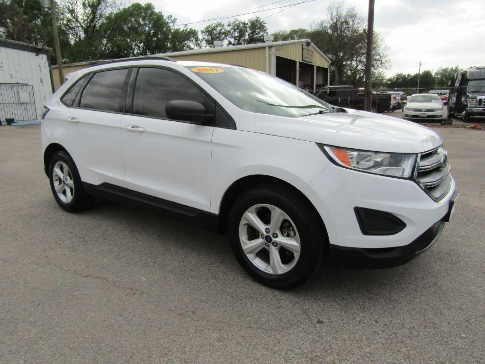 2017 WHITE FORD EDGE SE (2FMPK3G97HB) with an 2.0L engine, Automatic transmission, located at 830 E. Canino Rd., Houston, TX, 77037, (281) 405-0440, 38.358219, -81.729942 - Photo #1