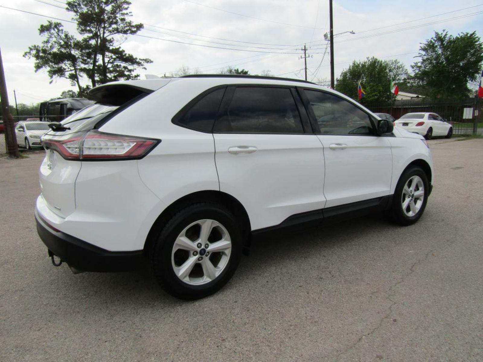 2017 WHITE FORD EDGE SE (2FMPK3G97HB) with an 2.0L engine, Automatic transmission, located at 830 E. Canino Rd., Houston, TX, 77037, (281) 405-0440, 38.358219, -81.729942 - Photo #2