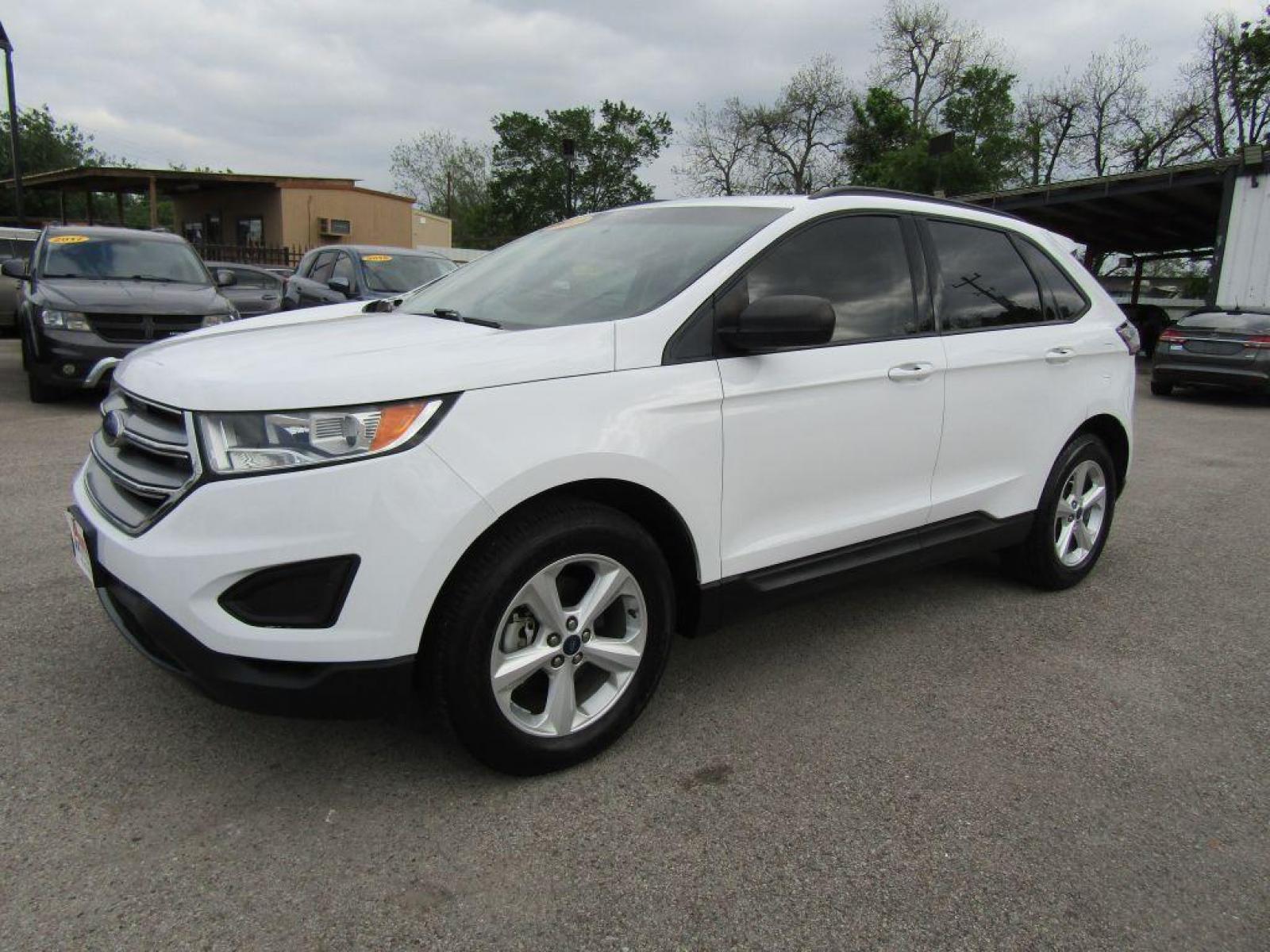 2017 WHITE FORD EDGE SE (2FMPK3G97HB) with an 2.0L engine, Automatic transmission, located at 830 E. Canino Rd., Houston, TX, 77037, (281) 405-0440, 38.358219, -81.729942 - Photo #5
