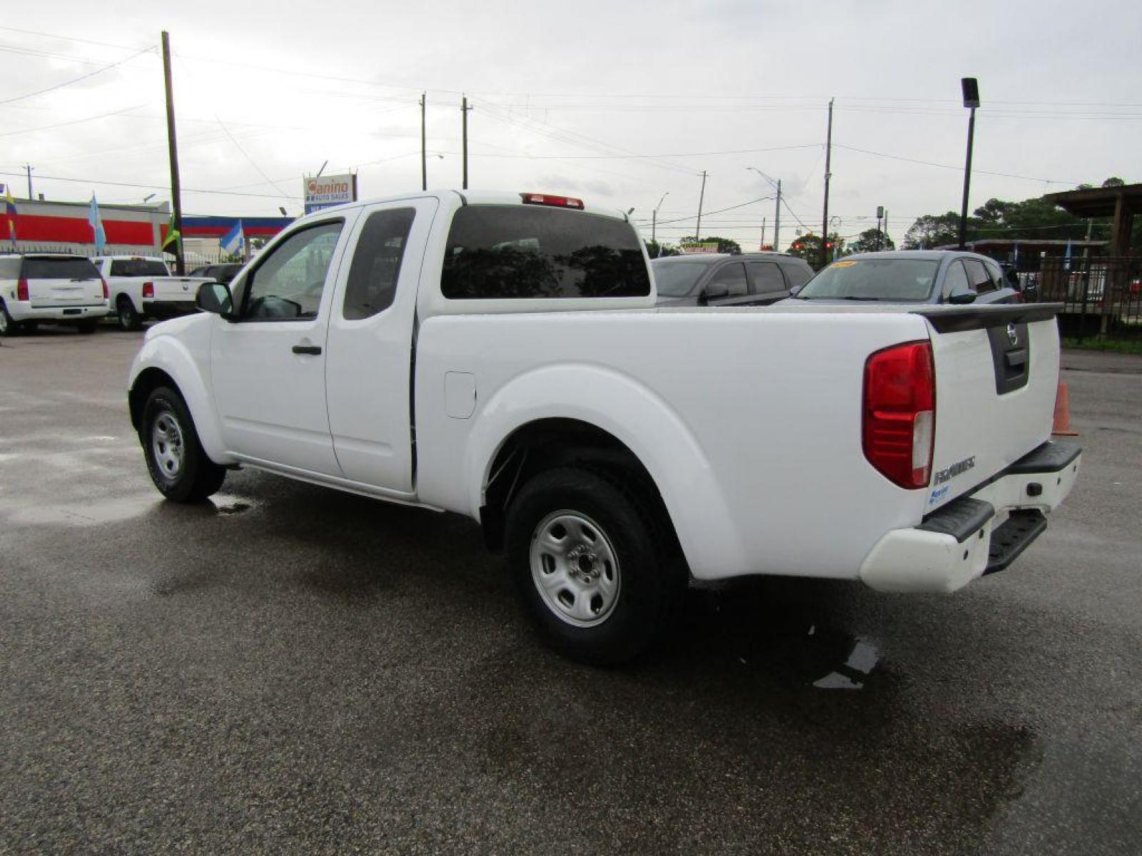 2017 WHITE NISSAN FRONTIER S (1N6BD0CT9HN) with an 2.5L engine, Automatic transmission, located at 830 E. Canino Rd., Houston, TX, 77037, (281) 405-0440, 38.358219, -81.729942 - Photo #4