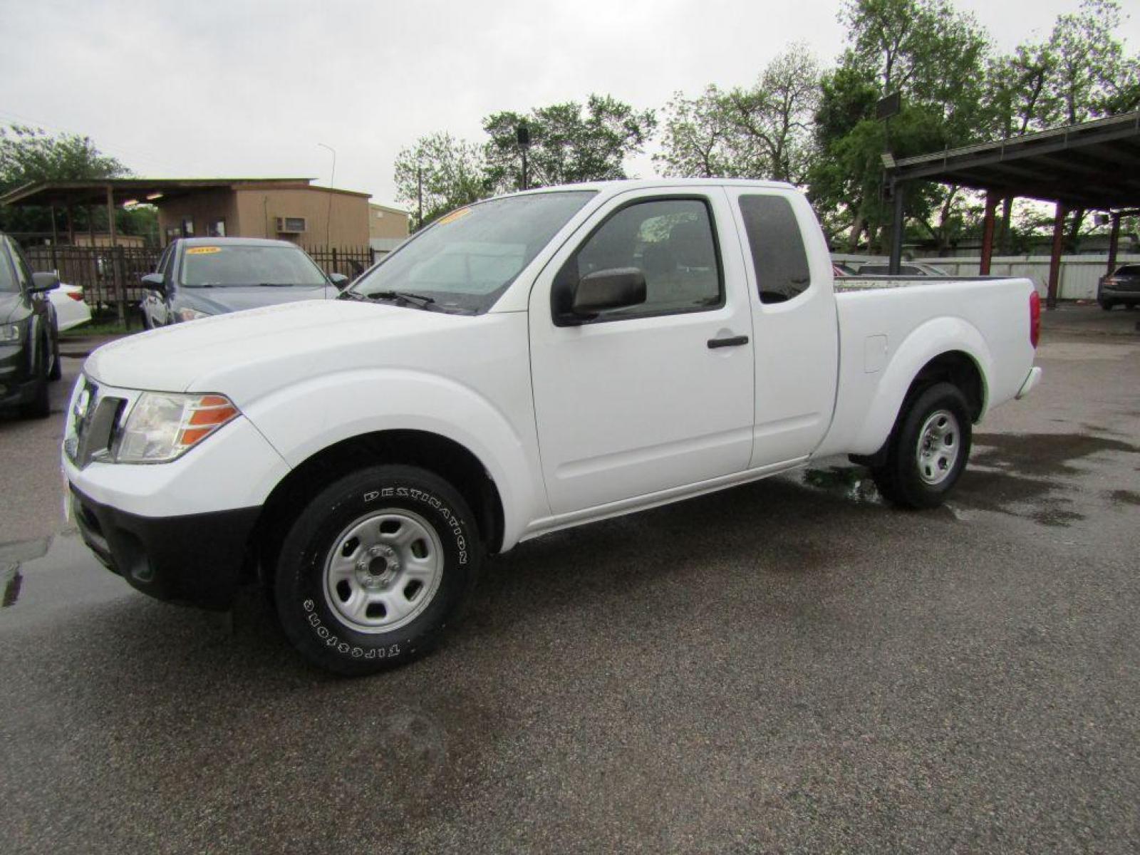 2017 WHITE NISSAN FRONTIER S (1N6BD0CT9HN) with an 2.5L engine, Automatic transmission, located at 830 E. Canino Rd., Houston, TX, 77037, (281) 405-0440, 38.358219, -81.729942 - Photo #5