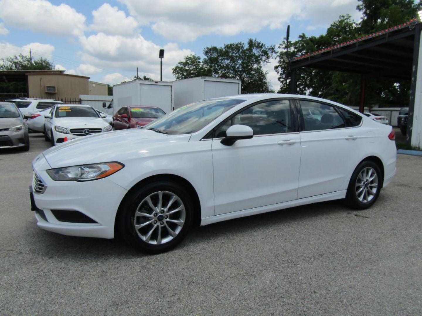 2017 WHITE FORD FUSION SE (3FA6P0H73HR) with an 2.5L engine, Automatic transmission, located at 830 E. Canino Rd., Houston, TX, 77037, (281) 405-0440, 38.358219, -81.729942 - Photo#1