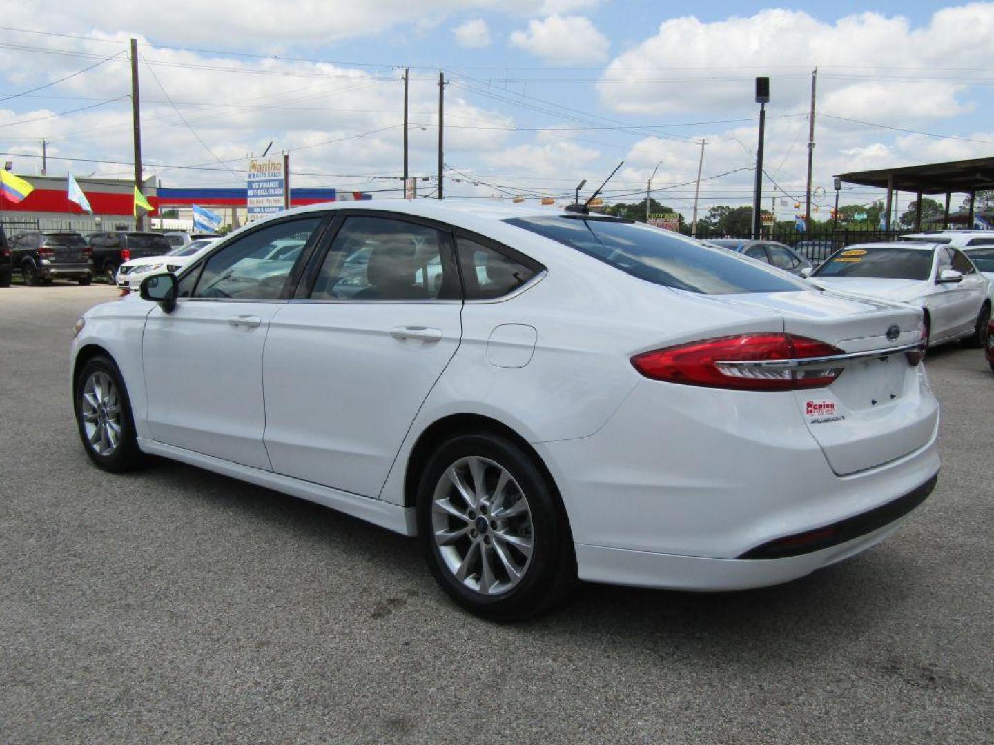 2017 WHITE FORD FUSION SE (3FA6P0H73HR) with an 2.5L engine, Automatic transmission, located at 830 E. Canino Rd., Houston, TX, 77037, (281) 405-0440, 38.358219, -81.729942 - Photo#2