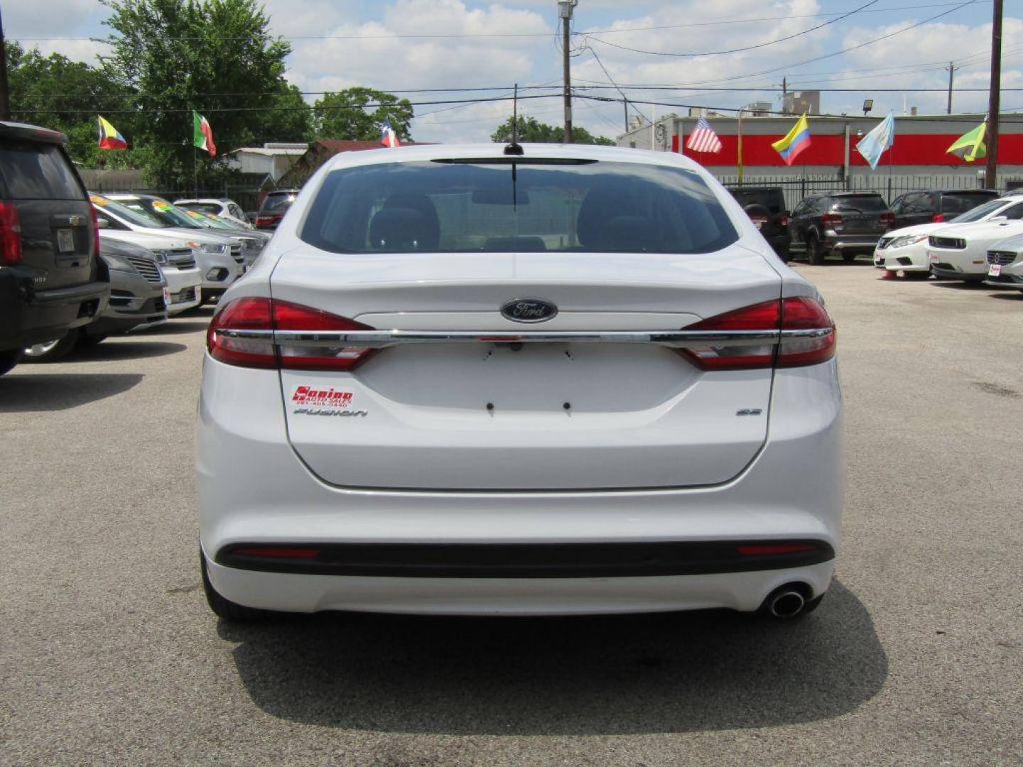 2017 WHITE FORD FUSION SE (3FA6P0H73HR) with an 2.5L engine, Automatic transmission, located at 830 E. Canino Rd., Houston, TX, 77037, (281) 405-0440, 38.358219, -81.729942 - Photo#3