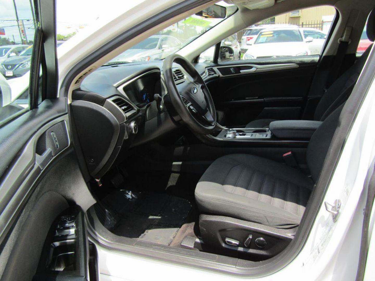 2017 WHITE FORD FUSION SE (3FA6P0H73HR) with an 2.5L engine, Automatic transmission, located at 830 E. Canino Rd., Houston, TX, 77037, (281) 405-0440, 38.358219, -81.729942 - Photo#6