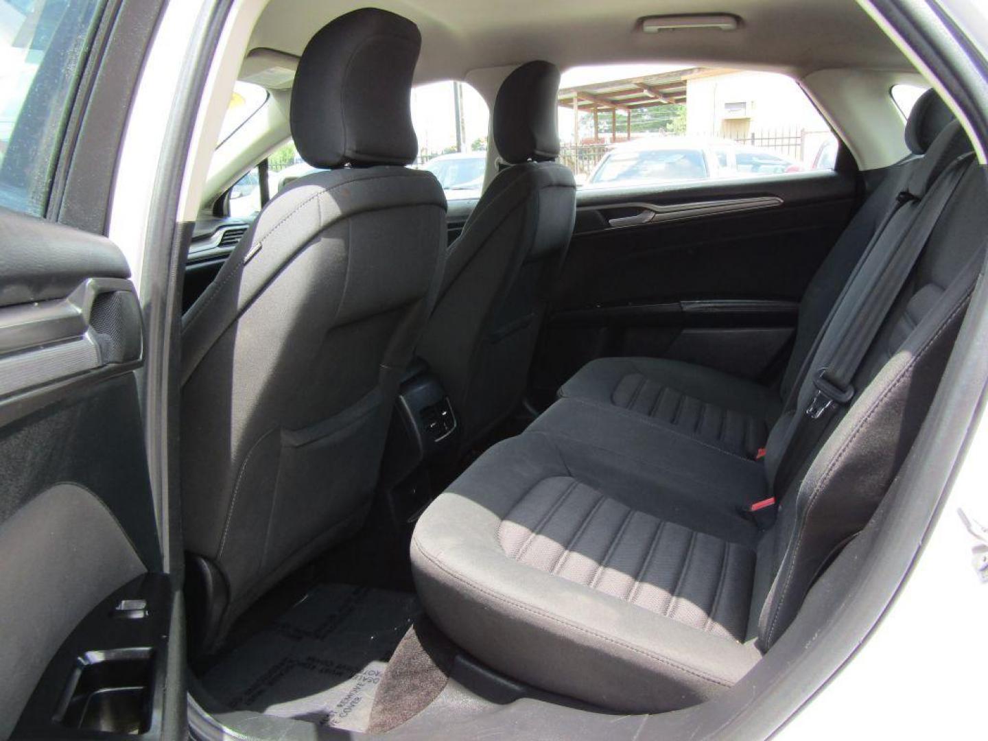 2017 WHITE FORD FUSION SE (3FA6P0H73HR) with an 2.5L engine, Automatic transmission, located at 830 E. Canino Rd., Houston, TX, 77037, (281) 405-0440, 38.358219, -81.729942 - Photo#7