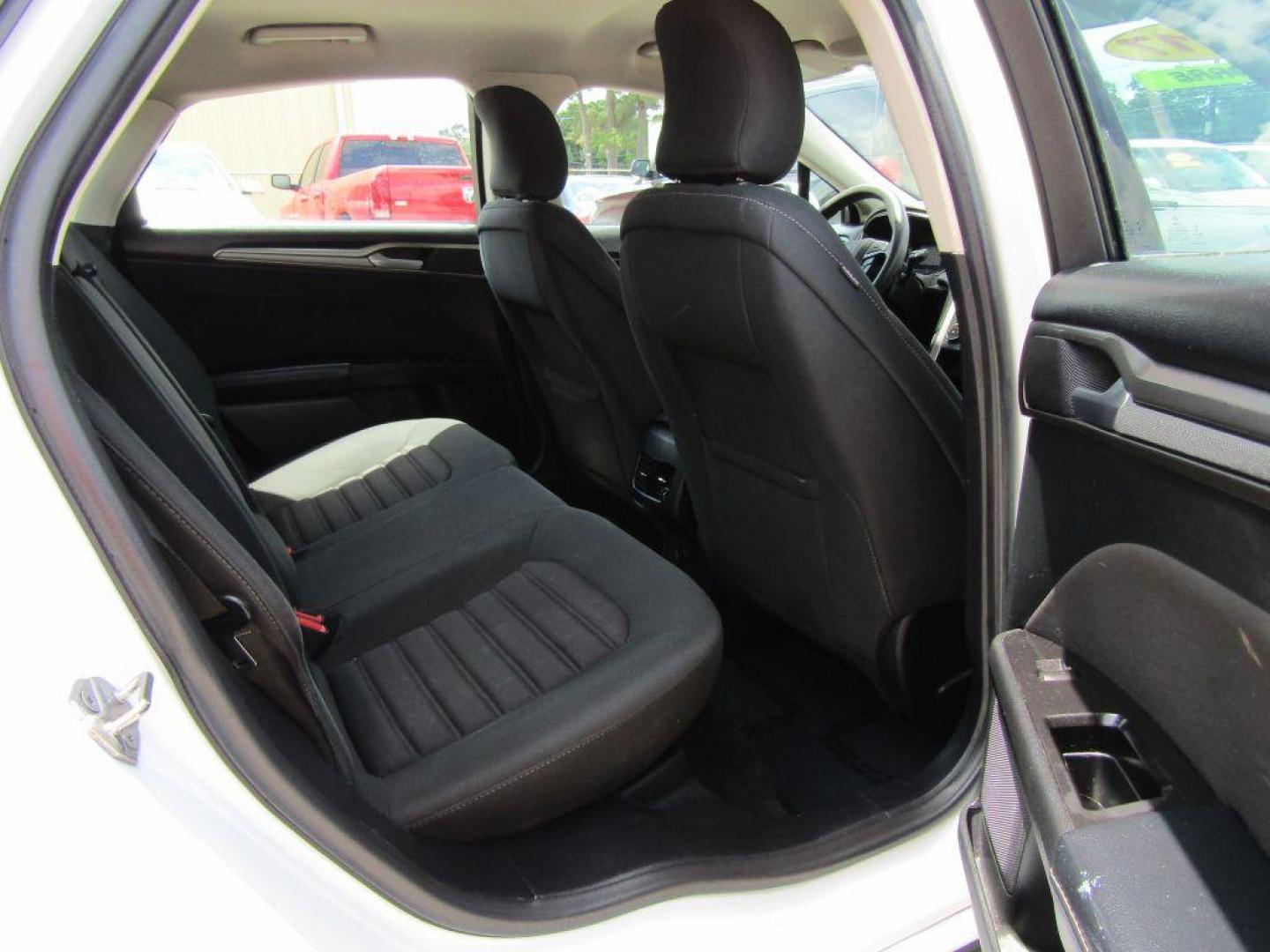 2017 WHITE FORD FUSION SE (3FA6P0H73HR) with an 2.5L engine, Automatic transmission, located at 830 E. Canino Rd., Houston, TX, 77037, (281) 405-0440, 38.358219, -81.729942 - Photo#10
