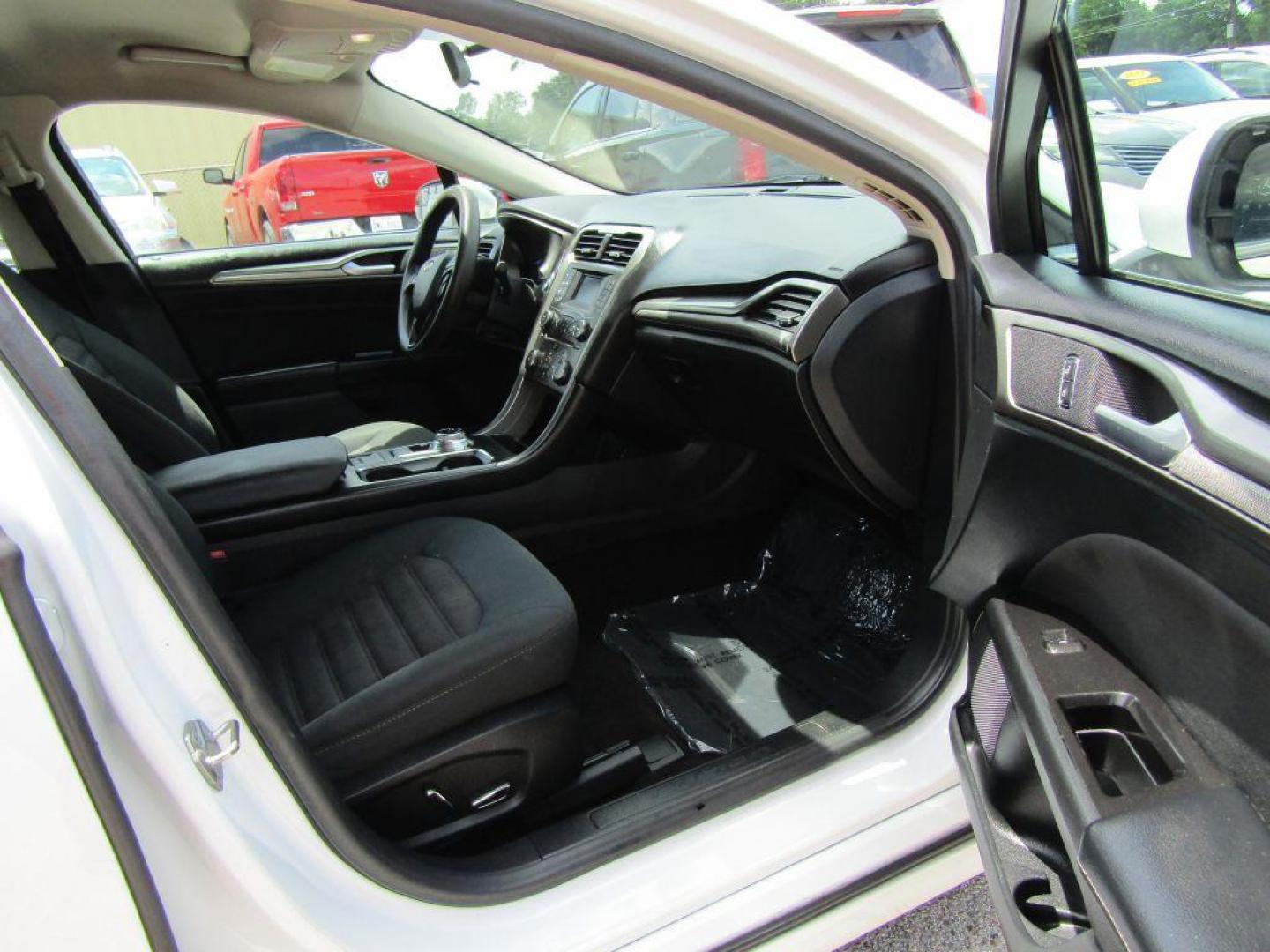 2017 WHITE FORD FUSION SE (3FA6P0H73HR) with an 2.5L engine, Automatic transmission, located at 830 E. Canino Rd., Houston, TX, 77037, (281) 405-0440, 38.358219, -81.729942 - Photo#11