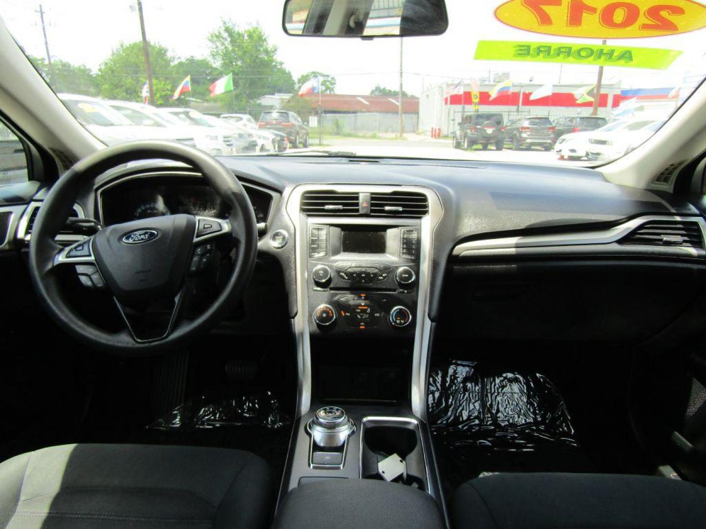 2017 WHITE FORD FUSION SE (3FA6P0H73HR) with an 2.5L engine, Automatic transmission, located at 830 E. Canino Rd., Houston, TX, 77037, (281) 405-0440, 38.358219, -81.729942 - Photo#12
