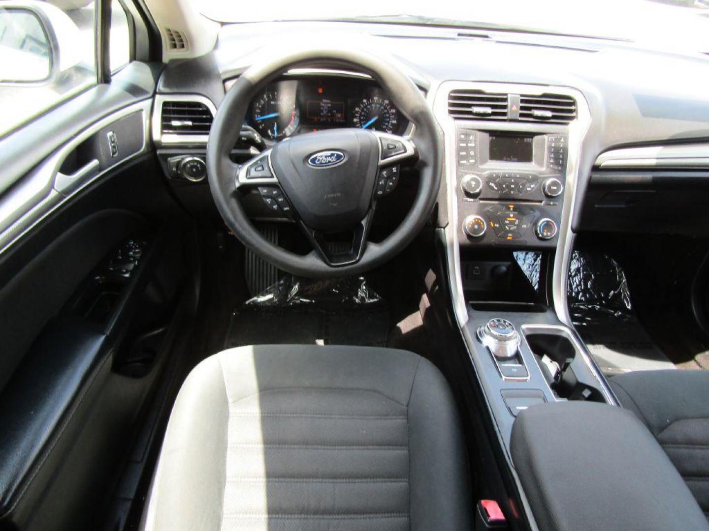 2017 WHITE FORD FUSION SE (3FA6P0H73HR) with an 2.5L engine, Automatic transmission, located at 830 E. Canino Rd., Houston, TX, 77037, (281) 405-0440, 38.358219, -81.729942 - Photo#13