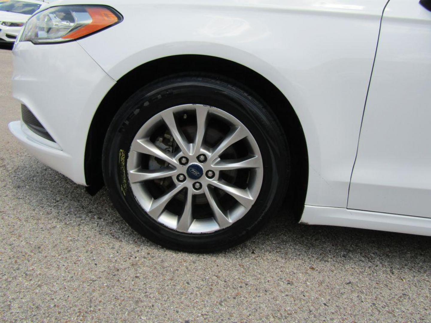 2017 WHITE FORD FUSION SE (3FA6P0H73HR) with an 2.5L engine, Automatic transmission, located at 830 E. Canino Rd., Houston, TX, 77037, (281) 405-0440, 38.358219, -81.729942 - Photo#18