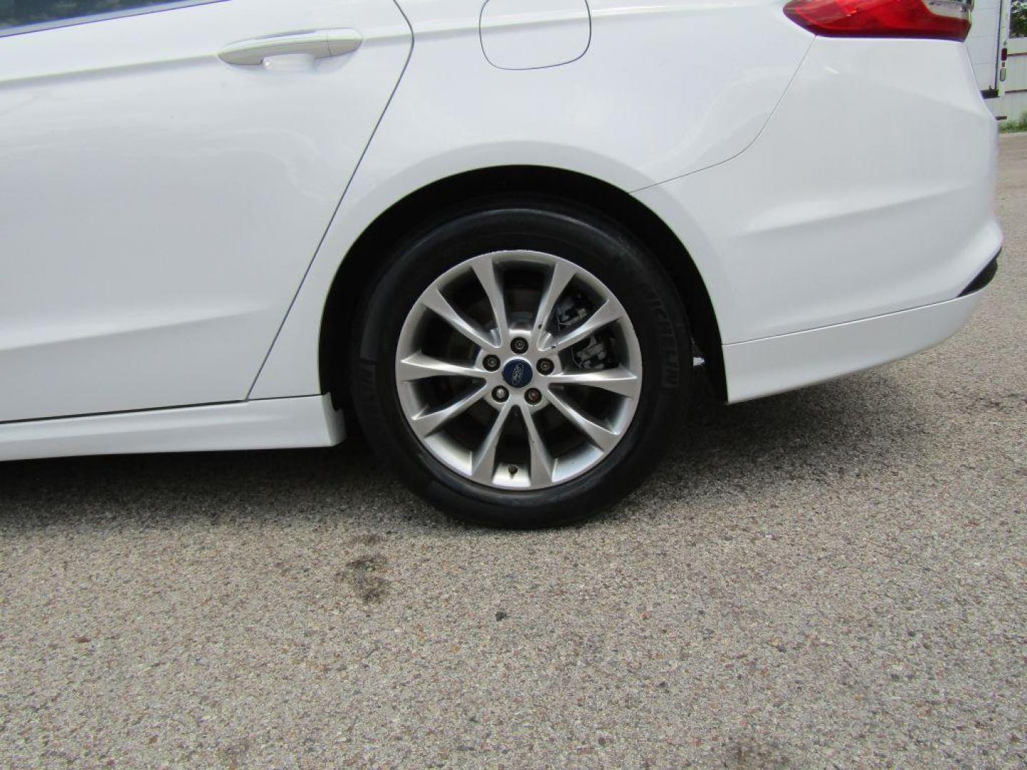 2017 WHITE FORD FUSION SE (3FA6P0H73HR) with an 2.5L engine, Automatic transmission, located at 830 E. Canino Rd., Houston, TX, 77037, (281) 405-0440, 38.358219, -81.729942 - Photo#19