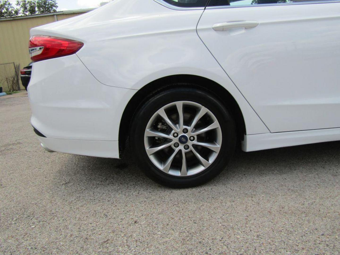 2017 WHITE FORD FUSION SE (3FA6P0H73HR) with an 2.5L engine, Automatic transmission, located at 830 E. Canino Rd., Houston, TX, 77037, (281) 405-0440, 38.358219, -81.729942 - Photo#20