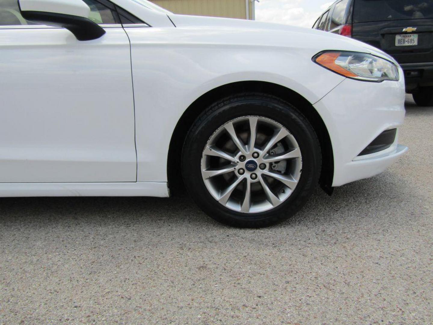 2017 WHITE FORD FUSION SE (3FA6P0H73HR) with an 2.5L engine, Automatic transmission, located at 830 E. Canino Rd., Houston, TX, 77037, (281) 405-0440, 38.358219, -81.729942 - Photo#21