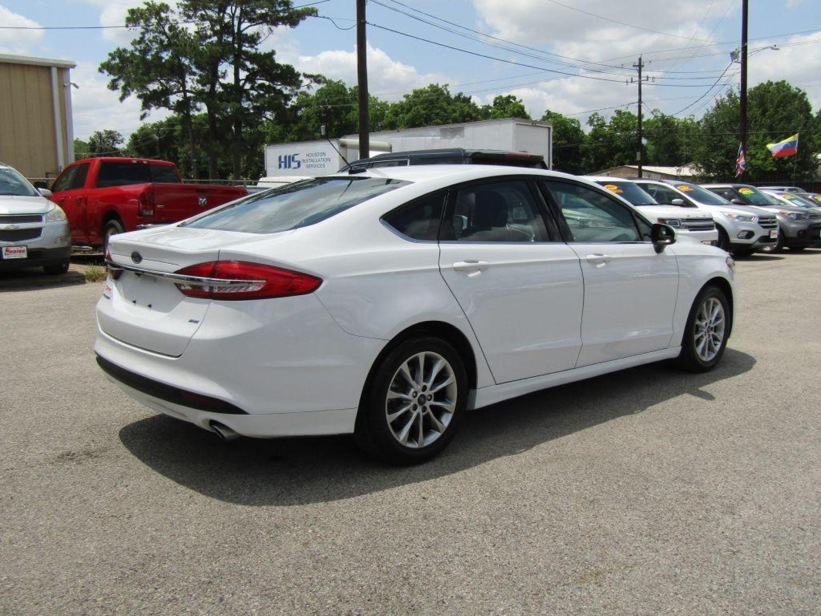 2017 WHITE FORD FUSION SE (3FA6P0H73HR) with an 2.5L engine, Automatic transmission, located at 830 E. Canino Rd., Houston, TX, 77037, (281) 405-0440, 38.358219, -81.729942 - Photo #4
