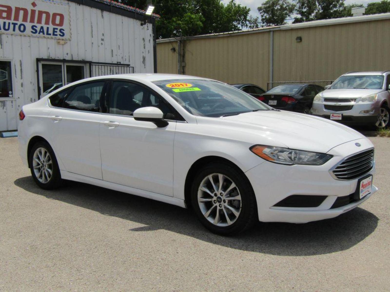2017 WHITE FORD FUSION SE (3FA6P0H73HR) with an 2.5L engine, Automatic transmission, located at 830 E. Canino Rd., Houston, TX, 77037, (281) 405-0440, 38.358219, -81.729942 - Photo #5