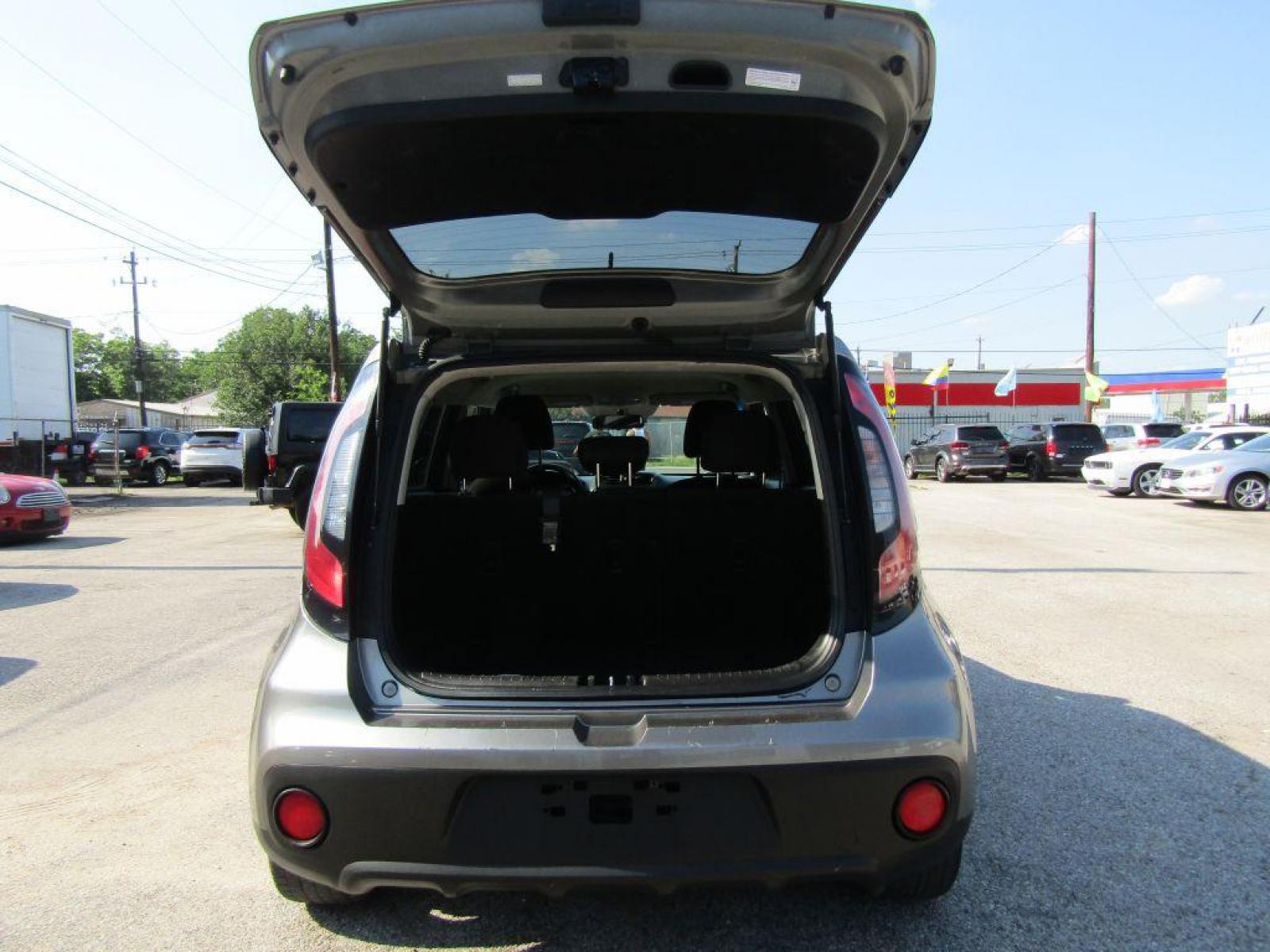 2019 GRAY KIA SOUL (KNDJN2A26K7) with an 1.6L engine, Automatic transmission, located at 830 E. Canino Rd., Houston, TX, 77037, (281) 405-0440, 38.358219, -81.729942 - Photo #10