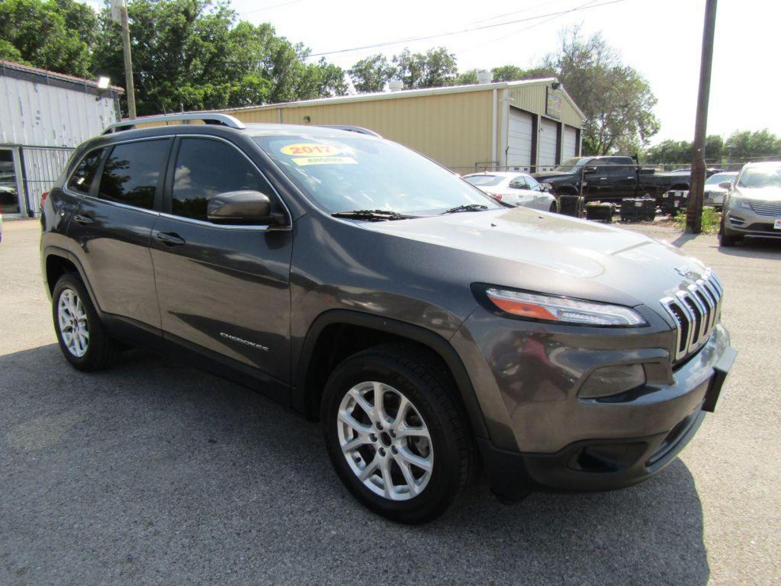 2017 GRAY JEEP CHEROKEE** LATITUDE** (1C4PJLCS7HW) with an 3.2L engine, Automatic transmission, located at 830 E. Canino Rd., Houston, TX, 77037, (281) 405-0440, 38.358219, -81.729942 - Photo #1