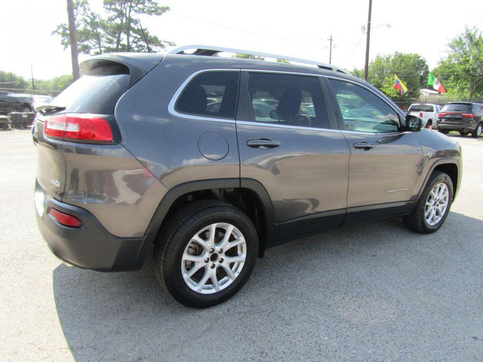2017 GRAY JEEP CHEROKEE** LATITUDE** (1C4PJLCS7HW) with an 3.2L engine, Automatic transmission, located at 830 E. Canino Rd., Houston, TX, 77037, (281) 405-0440, 38.358219, -81.729942 - Photo #2