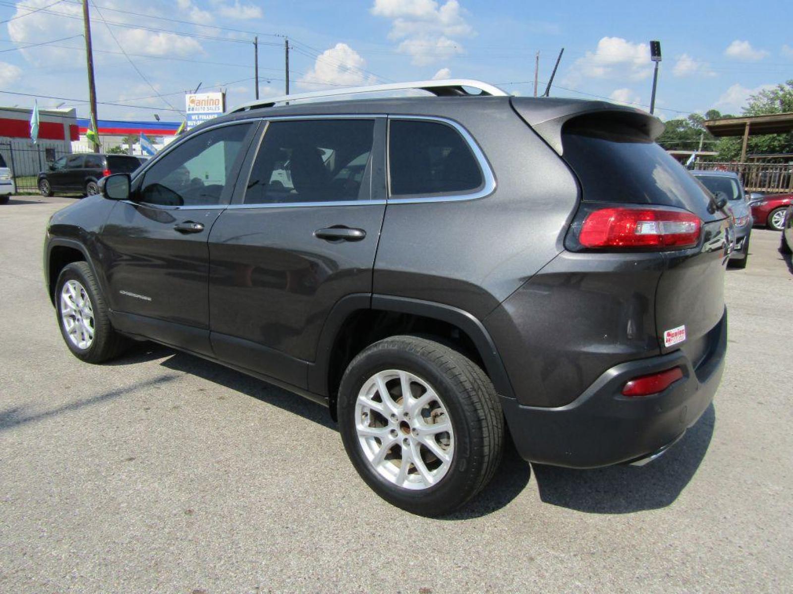 2017 GRAY JEEP CHEROKEE** LATITUDE** (1C4PJLCS7HW) with an 3.2L engine, Automatic transmission, located at 830 E. Canino Rd., Houston, TX, 77037, (281) 405-0440, 38.358219, -81.729942 - Photo #4