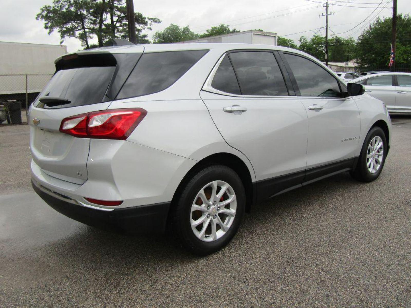 2018 SILVER CHEVROLET EQUINOX LT ** LT (3GNAXJEV4JL) with an 1.5L engine, Automatic transmission, located at 830 E. Canino Rd., Houston, TX, 77037, (281) 405-0440, 38.358219, -81.729942 - Photo #4
