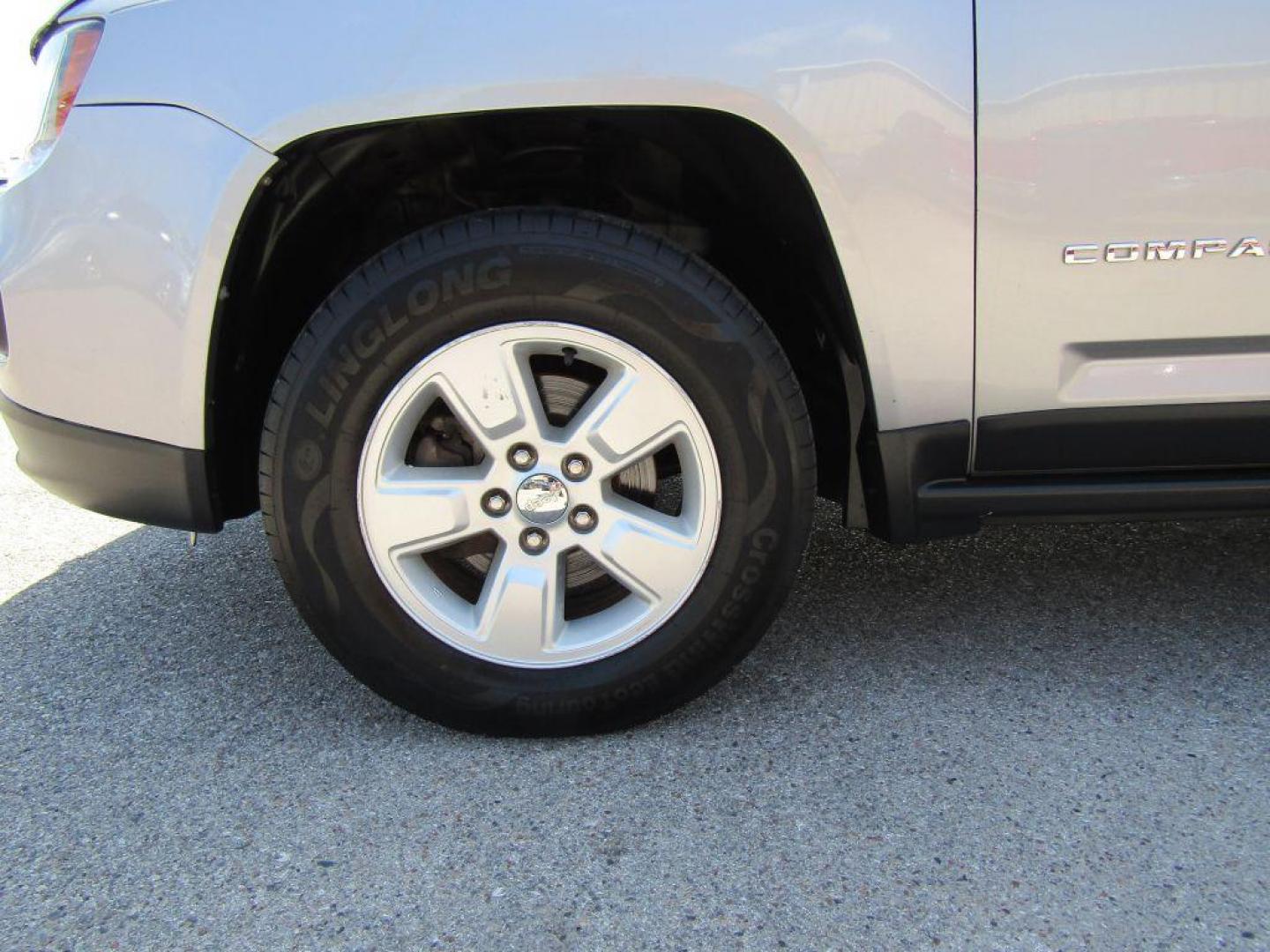 2016 SILVER JEEP COMPASS LATITUDE (1C4NJCEA2GD) with an 2.0L engine, Automatic transmission, located at 830 E. Canino Rd., Houston, TX, 77037, (281) 405-0440, 38.358219, -81.729942 - LLAMA/TEXTO O VISITANOS HOY MISMO (281) 405-0440 ESTAMOS LOCALIZADOS EN 830 E. CANINO RD. (ESQUINA CON AIRLINE) HOUSTON, TEXAS 77037 Affordable Down Payments and Affordable Payments! No-Hassle Financing No credit, bad credit, first time buyer, or no DL CANINO AUTO SALES CAN HELP! CALL - Photo#11