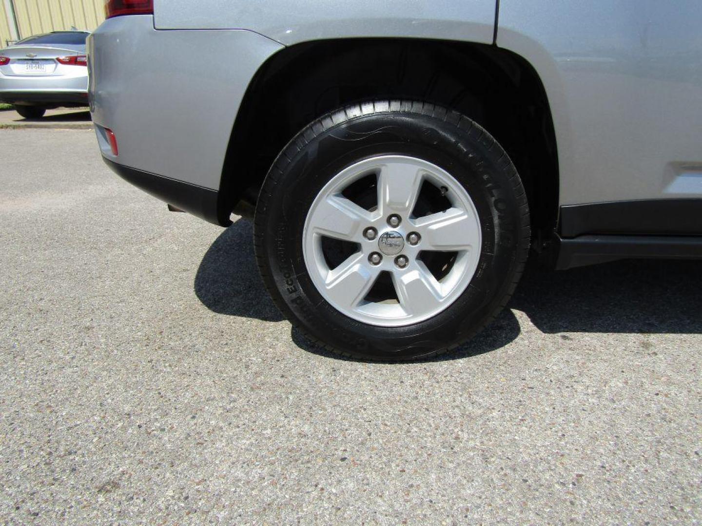 2016 SILVER JEEP COMPASS LATITUDE (1C4NJCEA2GD) with an 2.0L engine, Automatic transmission, located at 830 E. Canino Rd., Houston, TX, 77037, (281) 405-0440, 38.358219, -81.729942 - LLAMA/TEXTO O VISITANOS HOY MISMO (281) 405-0440 ESTAMOS LOCALIZADOS EN 830 E. CANINO RD. (ESQUINA CON AIRLINE) HOUSTON, TEXAS 77037 Affordable Down Payments and Affordable Payments! No-Hassle Financing No credit, bad credit, first time buyer, or no DL CANINO AUTO SALES CAN HELP! CALL - Photo#13
