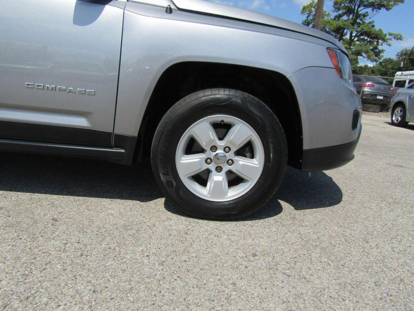 2016 SILVER JEEP COMPASS LATITUDE (1C4NJCEA2GD) with an 2.0L engine, Automatic transmission, located at 830 E. Canino Rd., Houston, TX, 77037, (281) 405-0440, 38.358219, -81.729942 - LLAMA/TEXTO O VISITANOS HOY MISMO (281) 405-0440 ESTAMOS LOCALIZADOS EN 830 E. CANINO RD. (ESQUINA CON AIRLINE) HOUSTON, TEXAS 77037 Affordable Down Payments and Affordable Payments! No-Hassle Financing No credit, bad credit, first time buyer, or no DL CANINO AUTO SALES CAN HELP! CALL - Photo#14
