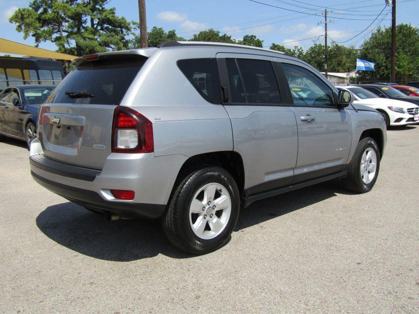 2016 SILVER JEEP COMPASS LATITUDE (1C4NJCEA2GD) with an 2.0L engine, Automatic transmission, located at 830 E. Canino Rd., Houston, TX, 77037, (281) 405-0440, 38.358219, -81.729942 - LLAMA/TEXTO O VISITANOS HOY MISMO (281) 405-0440 ESTAMOS LOCALIZADOS EN 830 E. CANINO RD. (ESQUINA CON AIRLINE) HOUSTON, TEXAS 77037 Affordable Down Payments and Affordable Payments! No-Hassle Financing No credit, bad credit, first time buyer, or no DL CANINO AUTO SALES CAN HELP! CALL - Photo#2