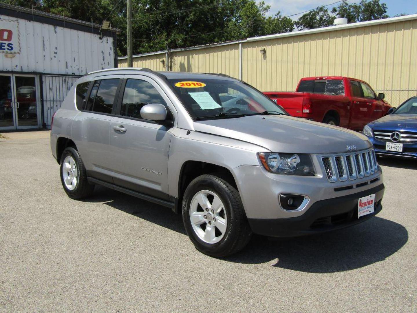 2016 SILVER JEEP COMPASS LATITUDE (1C4NJCEA2GD) with an 2.0L engine, Automatic transmission, located at 830 E. Canino Rd., Houston, TX, 77037, (281) 405-0440, 38.358219, -81.729942 - LLAMA/TEXTO O VISITANOS HOY MISMO (281) 405-0440 ESTAMOS LOCALIZADOS EN 830 E. CANINO RD. (ESQUINA CON AIRLINE) HOUSTON, TEXAS 77037 Affordable Down Payments and Affordable Payments! No-Hassle Financing No credit, bad credit, first time buyer, or no DL CANINO AUTO SALES CAN HELP! CALL - Photo#3
