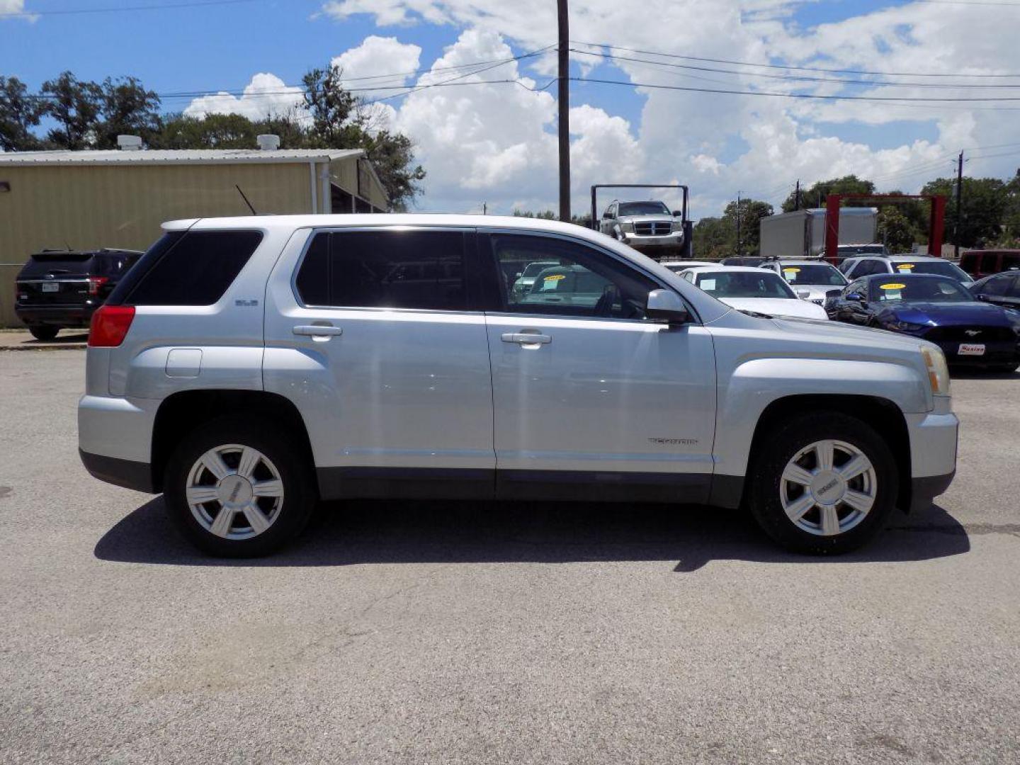 2016 SILVER GMC TERRAIN** SLE (2GKALMEK3G6) with an 2.4L engine, Automatic transmission, located at 830 E. Canino Rd., Houston, TX, 77037, (281) 405-0440, 38.358219, -81.729942 - Photo#6