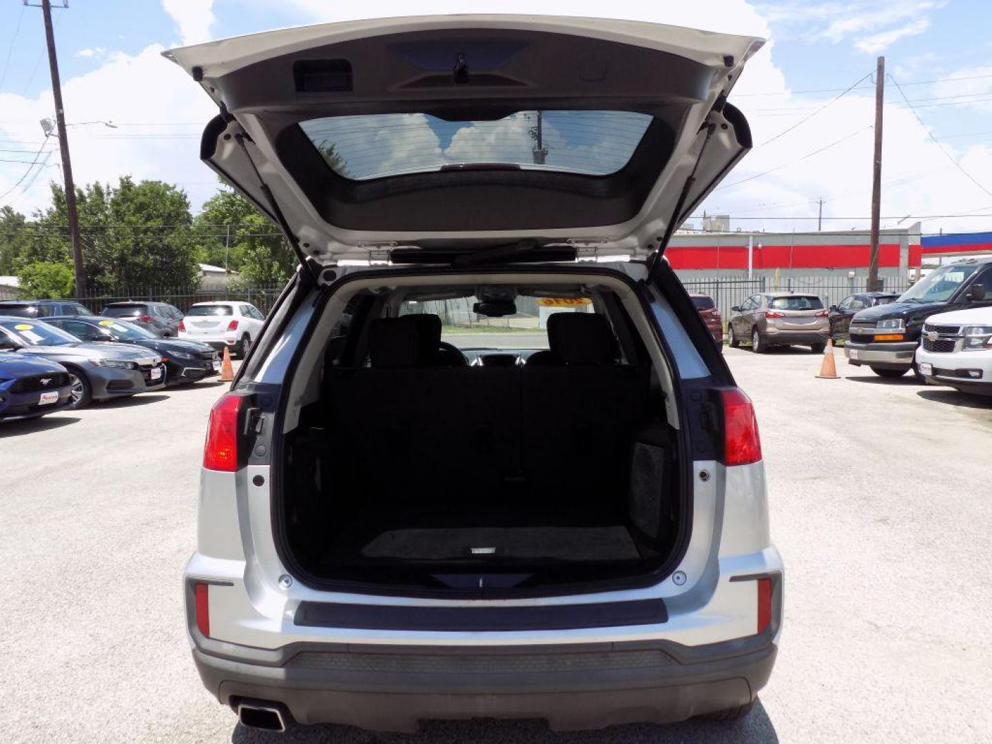 2016 SILVER GMC TERRAIN** SLE (2GKALMEK3G6) with an 2.4L engine, Automatic transmission, located at 830 E. Canino Rd., Houston, TX, 77037, (281) 405-0440, 38.358219, -81.729942 - Photo#12
