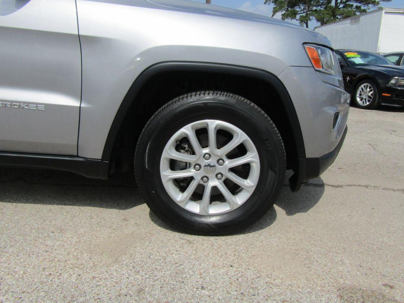 2014 SILVER JEEP GRAND CHEROKEE LAREDO (1C4RJFAG0EC) with an 3.6L engine, Automatic transmission, located at 830 E. Canino Rd., Houston, TX, 77037, (281) 405-0440, 38.358219, -81.729942 - Photo #21