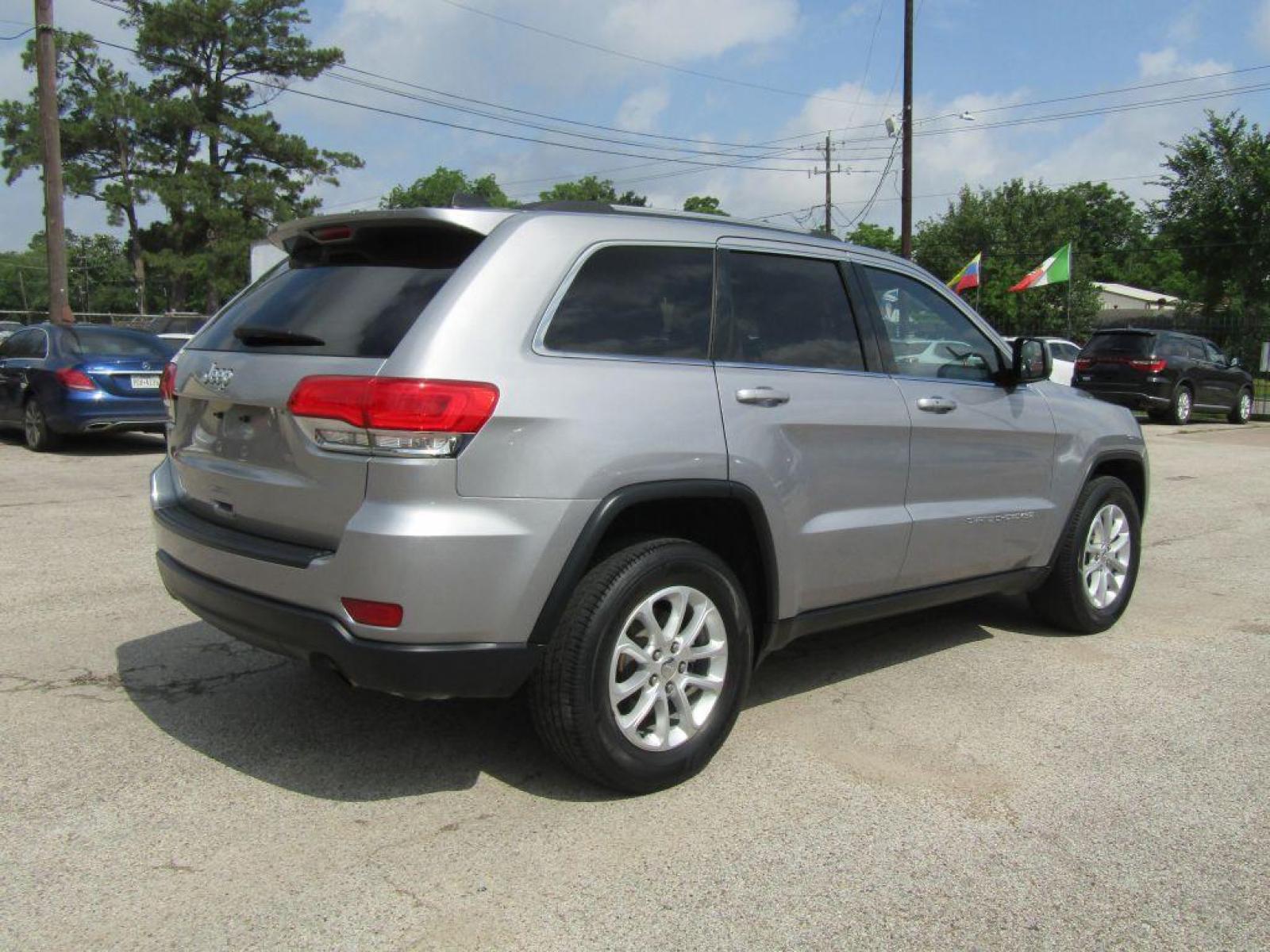 2014 SILVER JEEP GRAND CHEROKEE LAREDO (1C4RJFAG0EC) with an 3.6L engine, Automatic transmission, located at 830 E. Canino Rd., Houston, TX, 77037, (281) 405-0440, 38.358219, -81.729942 - Photo #4